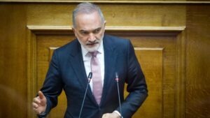 Ρήγματα στο αστικό μπλοκ. Με αφορμή τους 11 και τη διαγραφή Σαλμά.